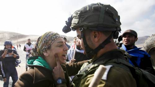 Un soldato israeliano discute con una manifestante palestinese vicino a Gerico