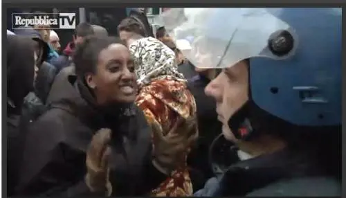 "Ignorante, fai schifo, sei un servo". Così l'immigrata rispetta il poliziotto