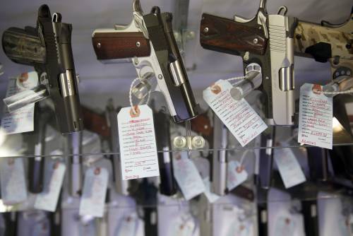 Black Friday, corsa all'acquisto negli Usa: spopolano anche le pistole