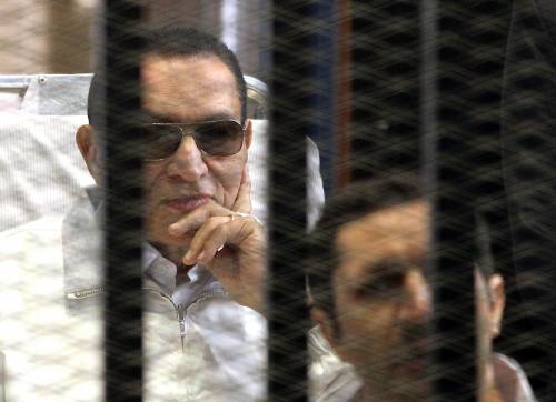 Mubarak dietro le sbarre durante il processo