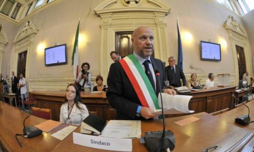 La compagna del sindaco di Livorno Nogarin "assedia" la villa di Grillo