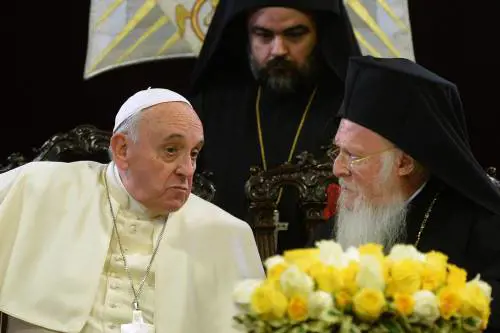 Bartolomeo I con Bergoglio: "Elaborare teologia dell'accoglienza"