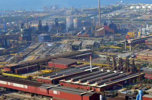 Renzi sogna un'Ilva pubblica: "Risanare per poi rivendere"