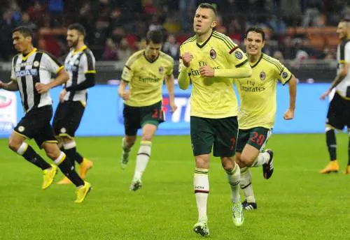 Jérémy  Menez,  27 anni, esulta con gli strani colori scelti ieri dal Milan: un'improbabile maglia gialla con calzoncini neri, divisa cromaticamente simile a quella dell'Udinese