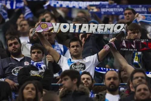 Un tifoso del Deportivo Coruna assiste al match con l'Atletico Madrid