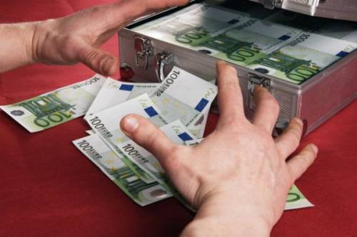Banca "regala" a un pensionato 44mila euro. Poi gli porta via tutti i beni