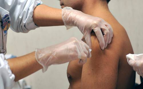 Nella foto d'archivio, vaccinazione contro il virus dell'influenza