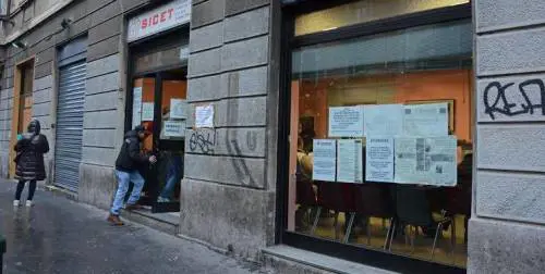 In coda dall'alba al sindacato sperando di trovare una casa