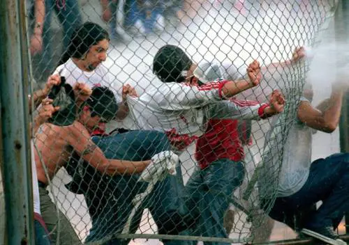 Argentina, giocatore aggredito dagli ultras avversari muore in ospedale