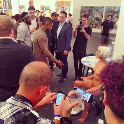 Usher e il caricabatterie... a vagina