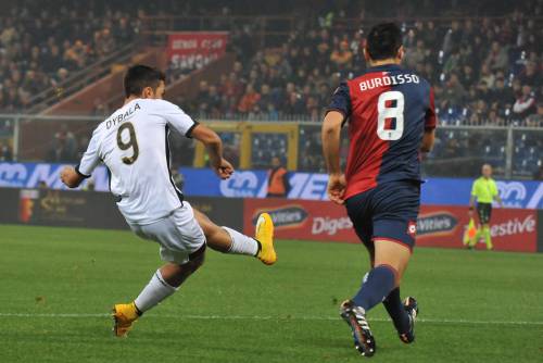 Paulo Dybala segna un goal nel match contro il Genoa