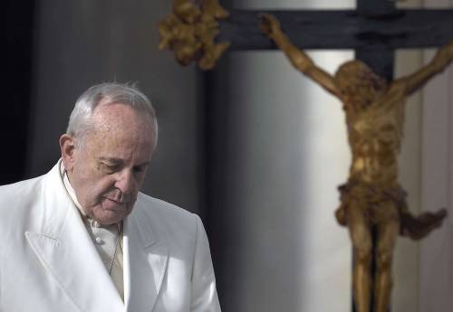 La preghiera del Papa: "I cristiani si piegano ma risorgeranno"