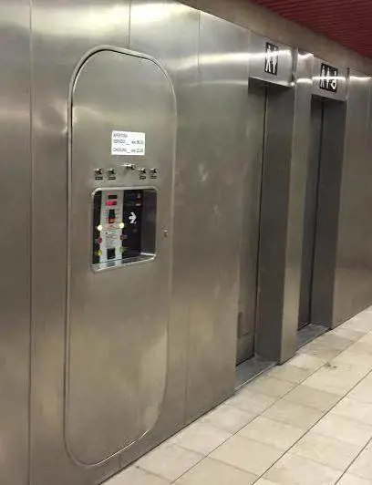 I wc del metrò chiusi, sporchi o cattivi