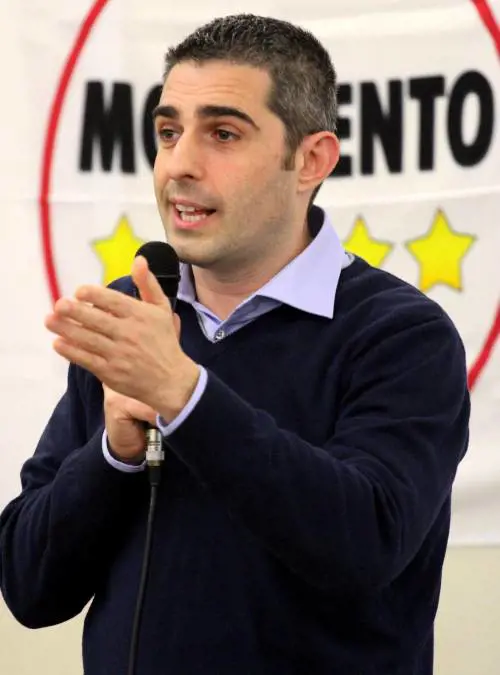 Pizzarotti alla riscossa: "Il direttorio si dimetta"