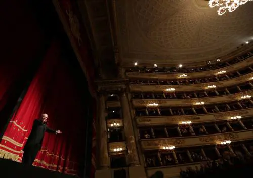 Il canto libero del "Fidelio" tiene alla larga le istituzioni