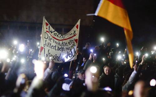 Una manifestazione del movimento anti-immigrazione "Pegida", molto popolare in Germania da un anno a questa parte
