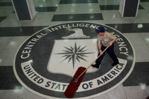 Un dipendente lucida il logo della Cia al quartier generale di Langley