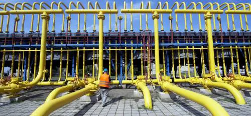 Saipem prova a «dribblare» greggio e Russia