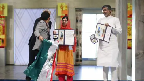Contestatore fermato durante la premiazione
