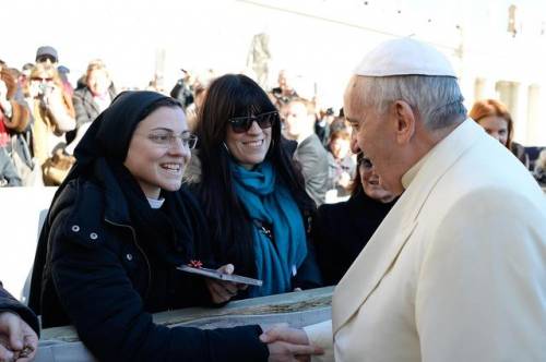 Suor Cristina regala il suo cd a Bergoglio