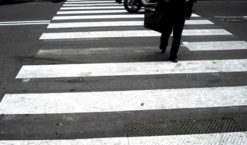 Roma, attraversa e viene investita: multata perché non era sulle strisce pedonali