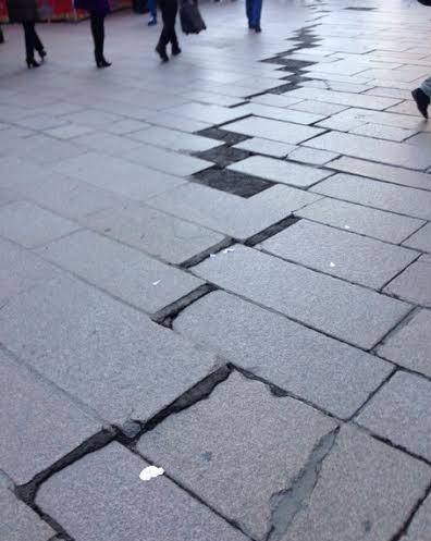 In piazza del Duomo  quei lavori sembrano una tela di Penelope