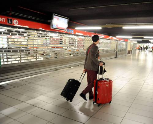 Metrò, scuole e rifiuti Un giorno da incubo per sciopero generale