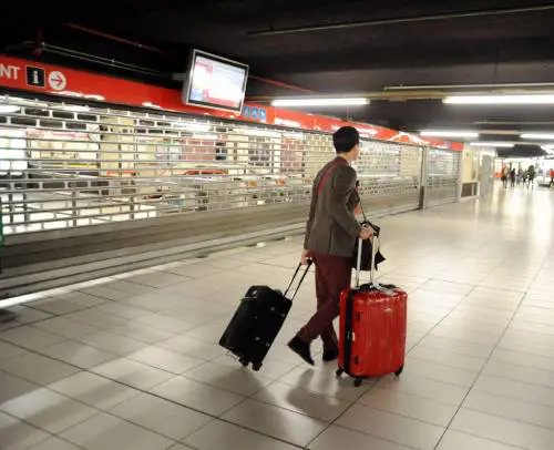 Metrò, scuole e rifiuti Un giorno da incubo per sciopero generale