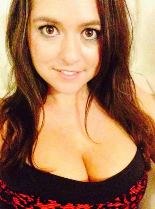 La moglie del politico inglese si fotografa il seno e vende le immagini su eBay 
