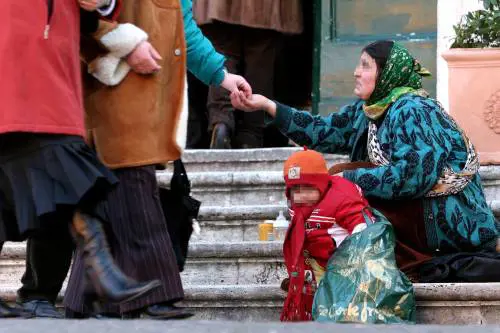 "Disagio per zingari e migranti". Scoppia la bufera sul prete di Nuoro