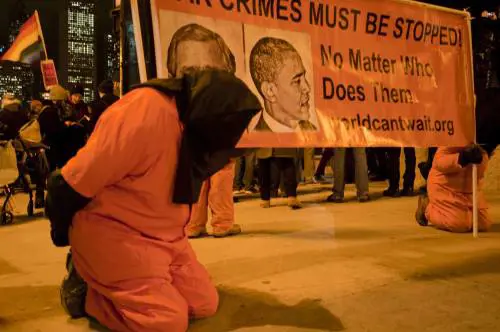 Chicago, manifestante protesta contro le torture della Cia