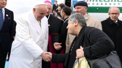 L'attrice turca Serra Yilmaz omaggia Papa Francesco