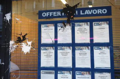Bologna, lancio di letame e uova contro banche