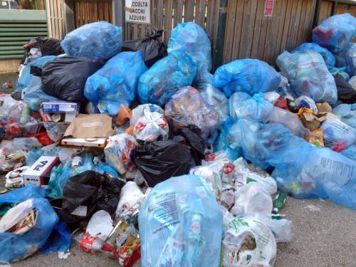 Genova, è emergenza rifiuti L'azienda di raccolta: "Tenete in casa l'immondizia"