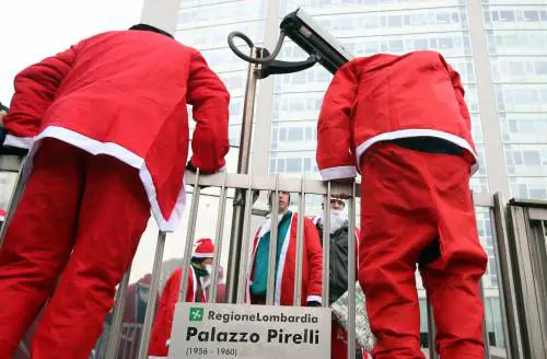 Milano, antagonisti vestiti da Babbo Natale