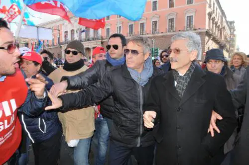 D'Alema contestato a Bari: "Tutta colpa di voi politici"