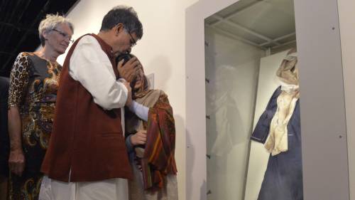 Malala commossa davanti all'uniforme insanguinata