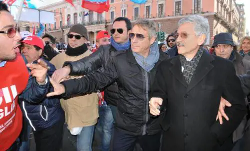 Sinistra in piazza contro Renzi Fischiati la Madia e D'Alema