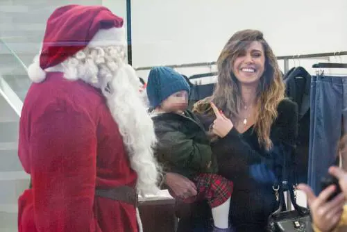 Belen "tentatrice": a Babbo Natale cade l’occhio sulle curve