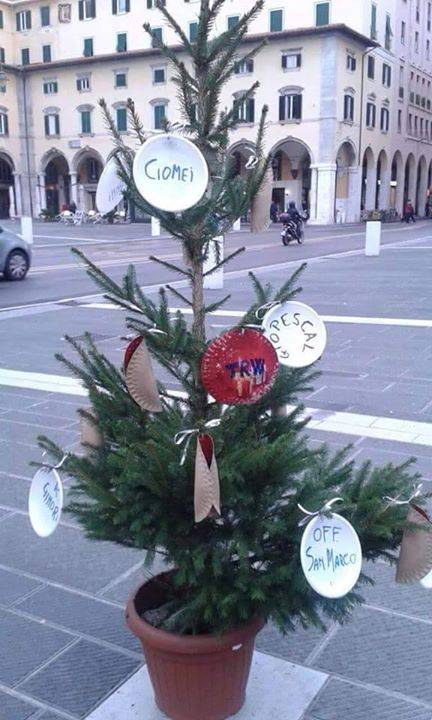 L'albero di Natale della crisi (Livorno)