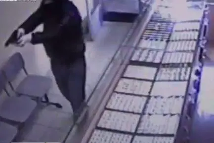 Rapina in gioielleria finita male (per i ladri)