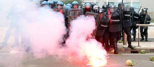 Petardi con pezzi di vetro contro le forze dell'ordine