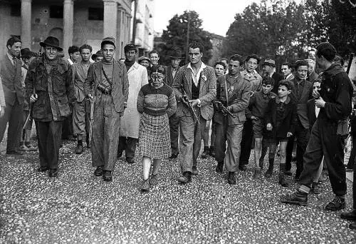 Una ragazza fascista catturata dai partigiani