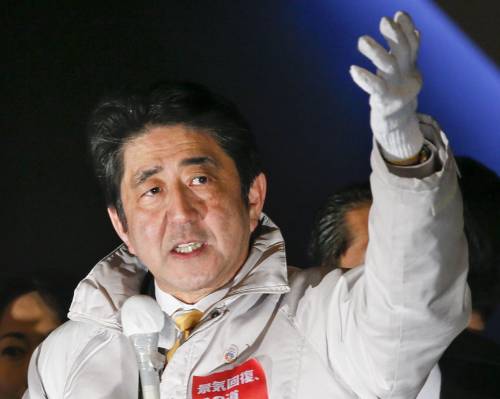 Giappone, Abe vince a mani basse: a lui due terzi della Camera. Ma è record di astensione 