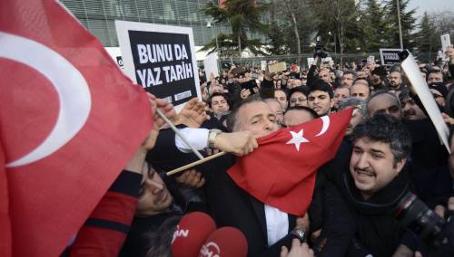 Turchia, manette all'opposizione
