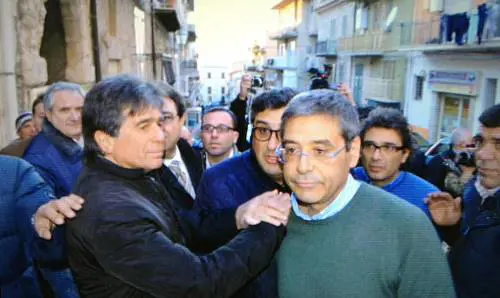 La crudeltà dei giudici che vietano a Cuffaro una carezza alla madre