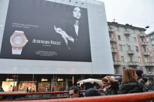 Milano, la modella in giacca "sfratta" il poster di Belen