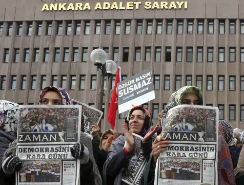 Un gruppo di manifestanti con copie dello Zaman, che titola "Il giorno nero della democrazia"