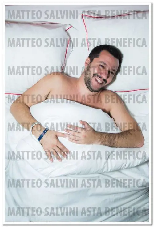 Le foto di Salvini in vendita su eBay