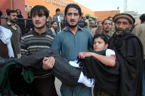 Pakistan, kamikaze a scuola: almeno 130 morti, 123 sono bimbi